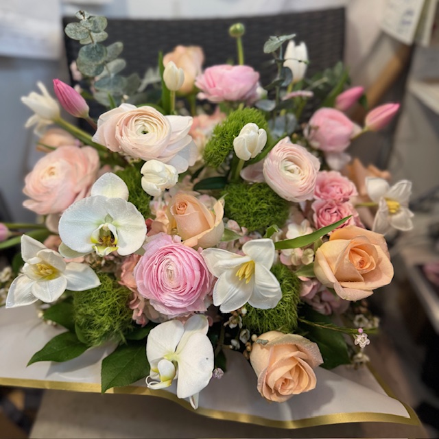 White flowers with light orange roses
