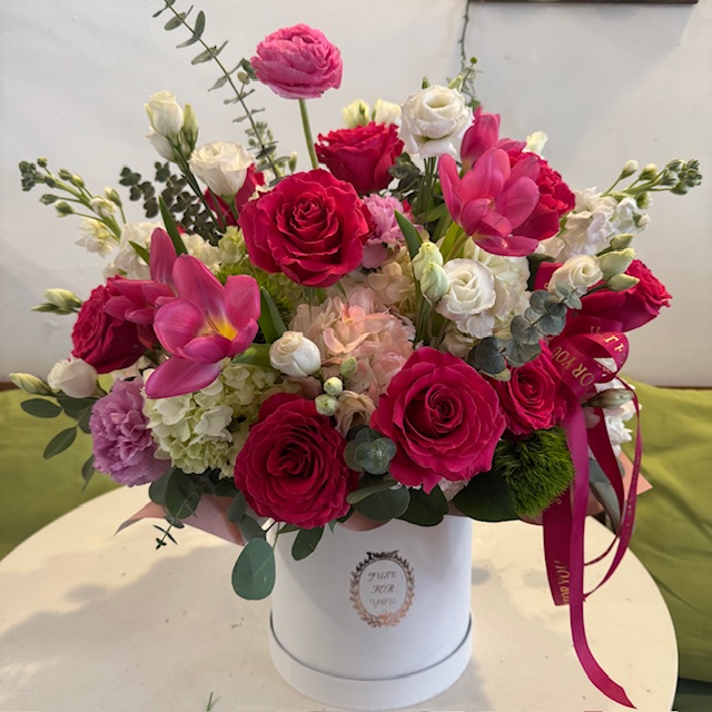 Red and bright pink roses
