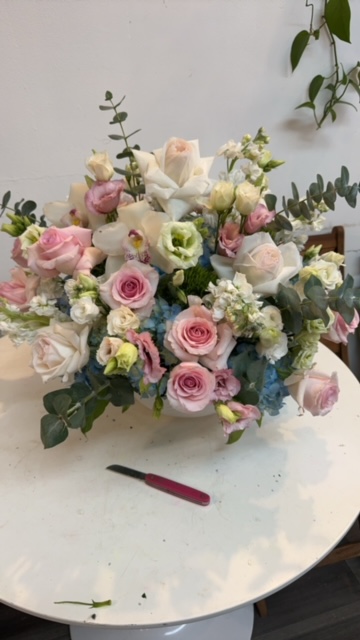 White and pink roses with green flowers