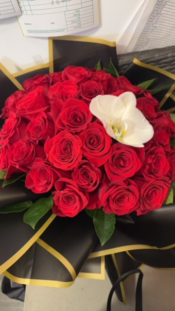 Black bouquet with red roses
