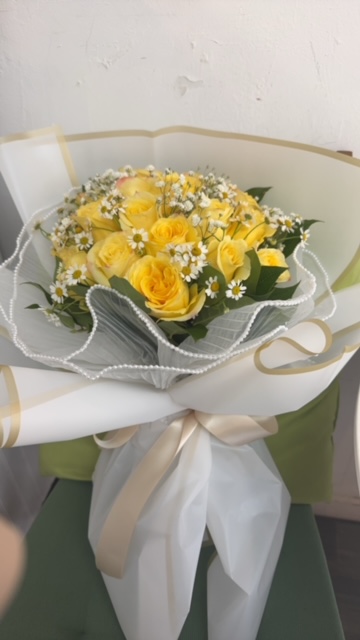 White bouquet with yellow roses